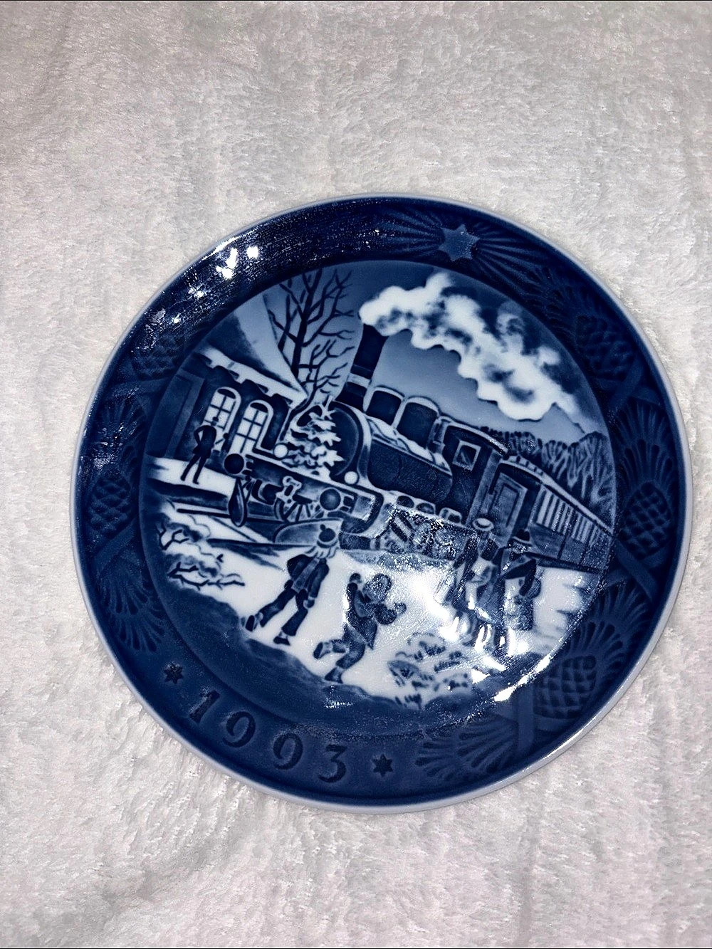 Royal Copenhagen 1993 Christmas Guests Collector Plate Blue & White